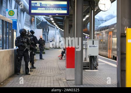 RAF-Terrorverdächtiger a Zugo in Wuppertal entdeckt Großeinsatz von Polizei am Hauptbahnhof Großeinsatz am Wuppertaler Hauptbahnhof am Samstagnachmittag Zeugen hatten einen Mann im Regionalexpress nach Aachen gesichtet, von dem nach Aussagen von Polizeisprecher Stefan Weiand möglicherweise eine sehr große Gefahr ausgehen könnte. Die Polizei Wuppertal rückte mit einem Großaufgebot an, Die Bundespolizei ebenfalls. Aus dem ganzen Land kamen Spezialkräfte zum Wuppertaler Hauptbahnhof und nahmen im vorletzten Wagen einen Tatverdächtigen festnehmen. Die Polizei Wuppertal gibt bislang keine weiteren Foto Stock