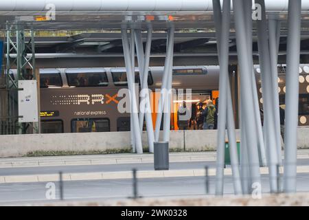 RAF-Terrorverdächtiger a Zugo in Wuppertal entdeckt Großeinsatz von Polizei am Hauptbahnhof Großeinsatz am Wuppertaler Hauptbahnhof am Samstagnachmittag Zeugen hatten einen Mann im Regionalexpress nach Aachen gesichtet, von dem nach Aussagen von Polizeisprecher Stefan Weiand möglicherweise eine sehr große Gefahr ausgehen könnte. Die Polizei Wuppertal rückte mit einem Großaufgebot an, Die Bundespolizei ebenfalls. Aus dem ganzen Land kamen Spezialkräfte zum Wuppertaler Hauptbahnhof und nahmen im vorletzten Wagen einen Tatverdächtigen festnehmen. Die Polizei Wuppertal gibt bislang keine weiteren Foto Stock
