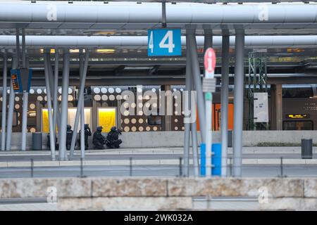 RAF-Terrorverdächtiger a Zugo in Wuppertal entdeckt Großeinsatz von Polizei am Hauptbahnhof Großeinsatz am Wuppertaler Hauptbahnhof am Samstagnachmittag Zeugen hatten einen Mann im Regionalexpress nach Aachen gesichtet, von dem nach Aussagen von Polizeisprecher Stefan Weiand möglicherweise eine sehr große Gefahr ausgehen könnte. Die Polizei Wuppertal rückte mit einem Großaufgebot an, Die Bundespolizei ebenfalls. Aus dem ganzen Land kamen Spezialkräfte zum Wuppertaler Hauptbahnhof und nahmen im vorletzten Wagen einen Tatverdächtigen festnehmen. Die Polizei Wuppertal gibt bislang keine weiteren Foto Stock