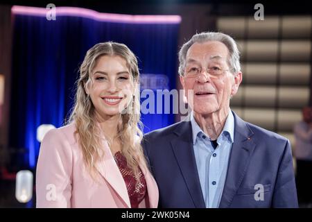 WDR Talkshow Koelner Treff , Folge 699 Moderatorin und Model Cathy Hummels gemeinsam mit SPD Urgestein und Politiker Franz Muentefering bei der WDR Fernsehtalkshow Koelner Treff, Koeln, 16.02.2024 Koeln Nordrhein-Westfalen Deutschland *** WDR Talkshow Koelner Treff , episodio 699 presentatore e modella Cathy Hummels insieme al veterano e politico della SPD Franz Muentefering al talkshow televisivo della WDR Koelner Treff, Colonia, 16 02 2024 Colonia Renania settentrionale-Vestfalia Germania Foto Stock