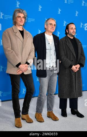 Micha Lescot, Olivier Assayas und Vincent Macaigne beim Photocall zum Kinofilm Hors du temps / tempo sospeso auf der Berlinale 2024 / 74. Internationale Filmfestspiele Berlin im Hotel Grand Hyatt. Berlino, 17.02.2024 *** Micha Lescot, Olivier Assayas e Vincent Macaigne al photocall per il lungometraggio Hors du temps sospesi al Berlinale 2024 74 Berlin International Film Festival presso l'Hotel Grand Hyatt Berlin, 17 02 2024 foto:Xn.xKubelkax/xFuturexImagex temps 4204 Foto Stock
