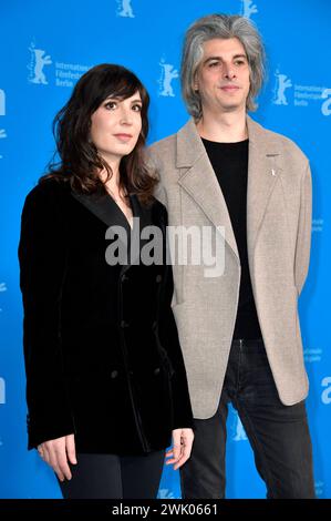 Nora Hamzawi und Micha Lescot beim Photocall zum Kinofilm Hors du temps / Suspended time auf der Berlinale 2024 / 74. Internationale Filmfestspiele Berlin im Hotel Grand Hyatt. Berlino, 17.02.2024 *** Nora Hamzawi e Micha Lescot al photocall per il lungometraggio Hors du temps sospesi al Berlinale 2024 74 Berlin International Film Festival presso l'Hotel Grand Hyatt Berlin, 17 02 2024 foto:Xn.xKubelkax/xFuturexImagex temps 4210 Foto Stock