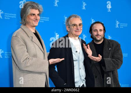 Micha Lescot, Olivier Assayas und Vincent Macaigne beim Photocall zum Kinofilm Hors du temps / tempo sospeso auf der Berlinale 2024 / 74. Internationale Filmfestspiele Berlin im Hotel Grand Hyatt. Berlino, 17.02.2024 *** Micha Lescot, Olivier Assayas e Vincent Macaigne al photocall per il lungometraggio Hors du temps sospesi al Berlinale 2024 74 Berlin International Film Festival presso l'Hotel Grand Hyatt Berlin, 17 02 2024 foto:Xn.xKubelkax/xFuturexImagex temps 4205 Foto Stock