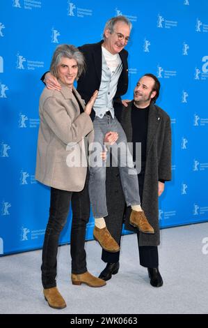 Micha Lescot, Olivier Assayas und Vincent Macaigne beim Photocall zum Kinofilm Hors du temps / tempo sospeso auf der Berlinale 2024 / 74. Internationale Filmfestspiele Berlin im Hotel Grand Hyatt. Berlino, 17.02.2024 *** Micha Lescot, Olivier Assayas e Vincent Macaigne al photocall per il lungometraggio Hors du temps sospesi al Berlinale 2024 74 Berlin International Film Festival presso l'Hotel Grand Hyatt Berlin, 17 02 2024 foto:Xn.xKubelkax/xFuturexImagex temps 4203 Foto Stock