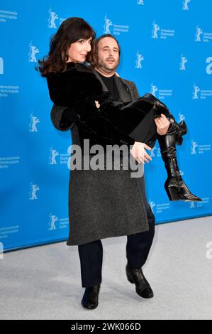 Nora Hamzawi und Vincent Macaigne beim Photocall zum Kinofilm Hors du temps / Suspended time auf der Berlinale 2024 / 74. Internationale Filmfestspiele Berlin im Hotel Grand Hyatt. Berlino, 17.02.2024 *** Nora Hamzawi e Vincent Macaigne al photocall per il lungometraggio Hors du temps sospesi al Berlinale 2024 74 Berlin International Film Festival presso l'Hotel Grand Hyatt Berlin, 17 02 2024 foto:Xn.xKubelkax/xFuturexImagex temps 4212 Foto Stock