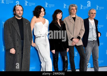 Vincent Macaigne, Nina d'Urso, Nora Hamzawi, Micha Lescot und Olivier Assayas beim Photocall zum Kinofilm Hors du temps / tempo sospeso auf der Berlinale 2024 / 74. Internationale Filmfestspiele Berlin im Hotel Grand Hyatt. Berlino, 17.02.2024 *** Vincent Macaigne, Nina d'Urso, Nora Hamzawi, Micha Lescot e Olivier Assayas al photocall per il film Hors du temps sospeso al Berlinale 2024 74 Berlin International Film Festival all'Hotel Grand Hyatt Berlin, 17 02 2024 foto:Xn.xKubelkax/xFuturexImagex temps 4202 Foto Stock