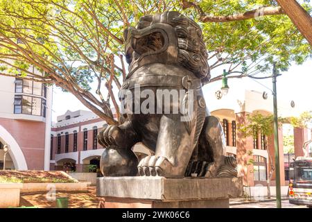 Statua del leone di bronzo, Hotel Street, Chinatown, Honolulu, Oahu, Hawaii, Stati Uniti d'America Foto Stock