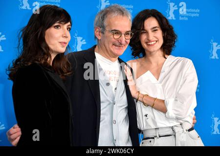 Nora Hamzawi, Olivier Assayas und Nina d Urso beim Photocall zum Kinofilm Hors du temps / Suspended time auf der Berlinale 2024 / 74. Internationale Filmfestspiele Berlin im Hotel Grand Hyatt. Berlino, 17.02.2024 *** Nora Hamzawi, Olivier Assayas e Nina d'Urso al photocall per il film Hors du temps sospesi al Berlinale 2024 74 Berlin International Film Festival presso l'Hotel Grand Hyatt Berlin, 17 02 2024 foto:Xn.xKubelkax/xFuturexImagex temps 4224 Foto Stock