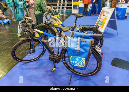 Augusta, Baviera, Germania - 2 febbraio 2024: Bicicletta della polizia alla fiera primaverile AFA di Augusta *** Polizei Fahrrad auf der Frühjahresausstellung AFA Messe ad Augusta Foto Stock