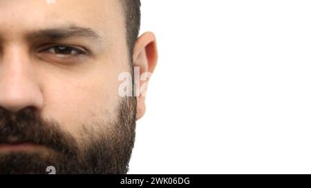 Il volto di un uomo, primo piano, su uno sfondo bianco Foto Stock