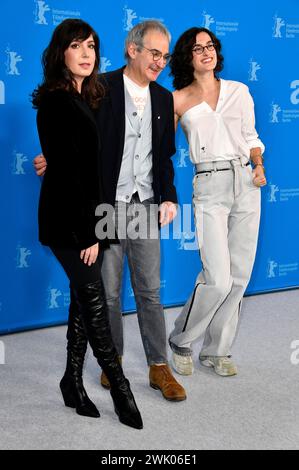 Nora Hamzawi, Olivier Assayas und Nina d Urso beim Photocall zum Kinofilm Hors du temps / Suspended time auf der Berlinale 2024 / 74. Internationale Filmfestspiele Berlin im Hotel Grand Hyatt. Berlino, 17.02.2024 *** Nora Hamzawi, Olivier Assayas e Nina d'Urso al photocall per il film Hors du temps sospesi al Berlinale 2024 74 Berlin International Film Festival presso l'Hotel Grand Hyatt Berlin, 17 02 2024 foto:Xn.xKubelkax/xFuturexImagex temps 4222 Foto Stock
