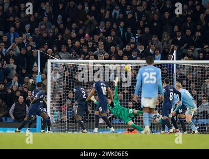 Manchester, Regno Unito. 17 febbraio 2024. Djordje Petrovic del Chelsea non riesce a fermare un tiro di Rodri del Manchester City non in foto per pareggiare (1-1) durante la partita di Premier League all'Etihad Stadium di Manchester. Il credito per immagini dovrebbe essere: Andrew Yates/Sportimage Credit: Sportimage Ltd/Alamy Live News Foto Stock