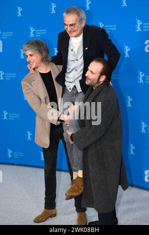 Micha Lescot, Olivier Assayas und Vincent Macaigne beim Photocall zum Kinofilm Hors du temps / tempo sospeso auf der Berlinale 2024 / 74. Internationale Filmfestspiele Berlin im Hotel Grand Hyatt. Berlino, 17.02.2024 *** Micha Lescot, Olivier Assayas e Vincent Macaigne al photocall per il lungometraggio Hors du temps sospesi al Berlinale 2024 74 Berlin International Film Festival presso l'Hotel Grand Hyatt Berlin, 17 02 2024 foto:Xn.xKubelkax/xFuturexImagex temps 4226 Foto Stock
