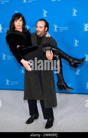 Nora Hamzawi und Vincent Macaigne beim Photocall zum Kinofilm Hors du temps / Suspended time auf der Berlinale 2024 / 74. Internationale Filmfestspiele Berlin im Hotel Grand Hyatt. Berlino, 17.02.2024 *** Nora Hamzawi e Vincent Macaigne al photocall per il lungometraggio Hors du temps sospesi al Berlinale 2024 74 Berlin International Film Festival presso l'Hotel Grand Hyatt Berlin, 17 02 2024 foto:Xn.xKubelkax/xFuturexImagex temps 4231 Foto Stock
