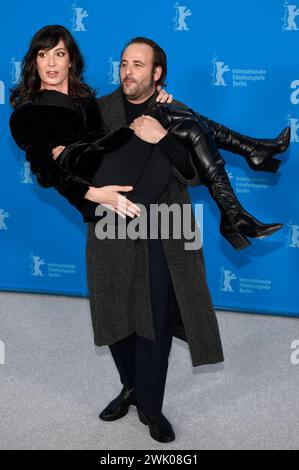 Nora Hamzawi und Vincent Macaigne beim Photocall zum Kinofilm Hors du temps / Suspended time auf der Berlinale 2024 / 74. Internationale Filmfestspiele Berlin im Hotel Grand Hyatt. Berlino, 17.02.2024 *** Nora Hamzawi e Vincent Macaigne al photocall per il lungometraggio Hors du temps sospesi al Berlinale 2024 74 Berlin International Film Festival presso l'Hotel Grand Hyatt Berlin, 17 02 2024 foto:Xn.xKubelkax/xFuturexImagex temps 4232 Foto Stock