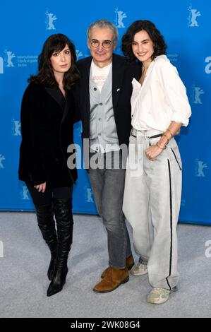 Nora Hamzawi, Olivier Assayas und Nina d Urso beim Photocall zum Kinofilm Hors du temps / Suspended time auf der Berlinale 2024 / 74. Internationale Filmfestspiele Berlin im Hotel Grand Hyatt. Berlino, 17.02.2024 *** Nora Hamzawi, Olivier Assayas e Nina d'Urso al photocall per il film Hors du temps sospesi al Berlinale 2024 74 Berlin International Film Festival presso l'Hotel Grand Hyatt Berlin, 17 02 2024 foto:Xn.xKubelkax/xFuturexImagex temps 4242 Foto Stock