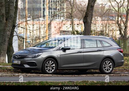 OSTRAVA, REPUBBLICA CECA - 19 DICEMBRE 2023: Opel Astra K (B16) Sports Tourer station wagon parcheggiata Foto Stock