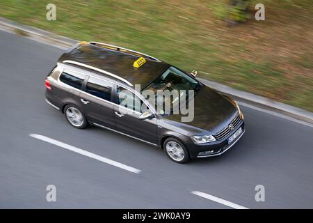 OSTRAVA, REPUBBLICA CECA - 27 SETTEMBRE 2023: Veicolo taxi Volkswagen Passat B7 variante con effetto di sfocatura del movimento Foto Stock