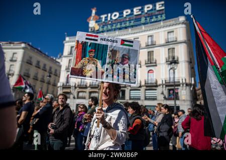 Madrid, Spagna. 17 febbraio 2024. Una donna porta un cartello durante la dimostrazione. Centinaia di persone hanno dimostrato ancora una volta nel centro di Madrid di chiedere un cessate il fuoco da parte dello Stato di Israele contro la Palestina e di fermare la vendita di armi da parte del governo spagnolo a Israele. (Foto di David Canales/SOPA Images/Sipa USA) credito: SIPA USA/Alamy Live News Foto Stock