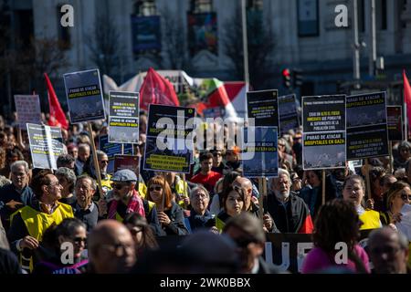 Madrid, Spagna. 17 febbraio 2024. Decine di manifestanti portano cartelli durante una dimostrazione. Centinaia di persone hanno dimostrato ancora una volta nel centro di Madrid di chiedere un cessate il fuoco da parte dello Stato di Israele contro la Palestina e di fermare la vendita di armi da parte del governo spagnolo a Israele. (Foto di David Canales/SOPA Images/Sipa USA) credito: SIPA USA/Alamy Live News Foto Stock