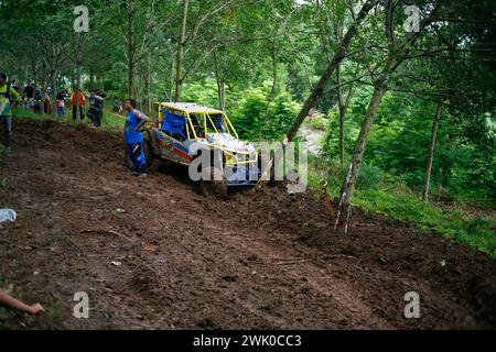 Un'auto fuoristrada ha avuto un incidente che ha colpito un albero su una pista fangosa durante la competizione IOF a Kediri, Giava Orientale, Indonesia Foto Stock