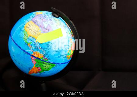 Pianeta Terra che segna la posizione geografica con un post (testi in spagnolo) Foto Stock
