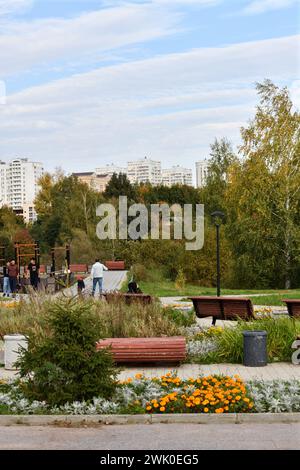 Mosca, Russia - 24 settembre. 2023. Un parco autunnale a Zelenograd Foto Stock