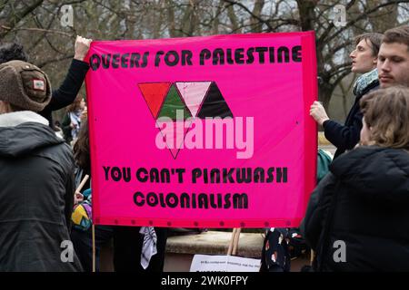 Londra, Regno Unito. 17 febbraio 2024. I Queers for Palestine si uniscono a decine di migliaia di sostenitori palestinesi riuniti a Park Lane prima di marciare verso un raduno vicino all'ambasciata israeliana nell'ambito di una "giornata globale d'azione”, che chiede un arresto immediato della guerra di Israele contro l'enclave assediata. Crediti: Ron Fassbender/Alamy Live News Foto Stock