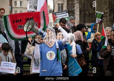 Il 17 febbraio 2024 si sono svolte manifestazioni in tutto il mondo per chiedere un cessate il fuoco a Gaza. Operatori sanitari. Foto Stock