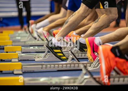 Utilita Arena, Birmingham, Regno Unito. 17 febbraio 2024. 2023 Microplus UK Athletics Indoor Championships Day 1; i corridori che lasciano i blocchi di partenza Credit: Action Plus Sports/Alamy Live News Foto Stock