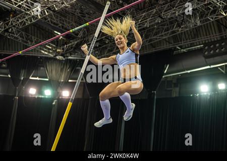 Utilita Arena, Birmingham, Regno Unito. 17 febbraio 2024. 2023 Microplus UK Athletics Indoor Championships Day 1; Molly Caudery of Thames Valley Harriers celebra un altro successo nel vault Credit: Action Plus Sports/Alamy Live News Foto Stock