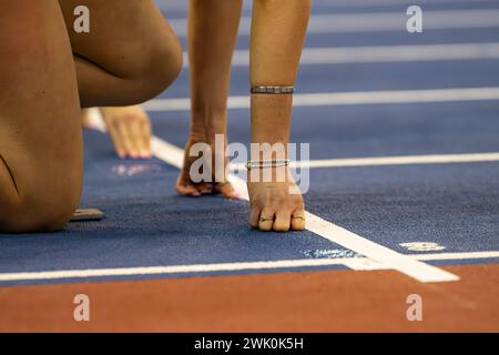 Utilita Arena, Birmingham, Regno Unito. 17 febbraio 2024. 2023 Microplus UK Athletics Indoor Championships Day 1; Un velocista si prepara per la gara credito: Action Plus Sports/Alamy Live News Foto Stock