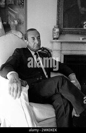 Pedro Eugenio Aramburu, militare argentino ed ex presidente de facto, nel suo appartamento di Buenos Aires, il 2 febbraio 1969. Foto Stock