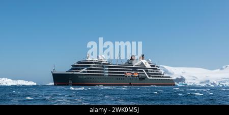 Cierva Cove, Antartide - 11 gennaio 2024: Nave da crociera Seabourn Pursuit in Antartide. Foto Stock