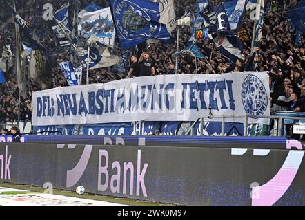 Karlsruhe, Germania. 17 febbraio 2024. Calcio: Bundesliga 2, Karlsruher SC - fortuna Düsseldorf, Matchday 22, BBBank Wildpark. I fan di Karlsruhe reggono uno striscione che recita "DFL: New Vote Now!" Credito: Uli Deck/dpa - NOTA IMPORTANTE: in conformità con i regolamenti della DFL German Football League e della DFB German Football Association, è vietato utilizzare o far utilizzare fotografie scattate nello stadio e/o della partita sotto forma di immagini sequenziali e/o serie di foto video./dpa/Alamy Live News Foto Stock