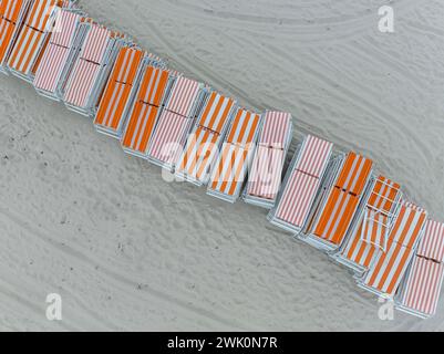 Sedie da spiaggia a strisce bianche arancioni impilate a South Beach Miami Foto Stock