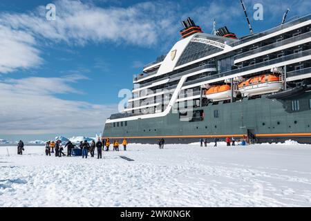 Hanusse Bay, Antartide - 14 gennaio 2024: Sbarco sul ghiaccio con la nave da crociera di lusso Seabourn Pursuit in Antartide. Foto Stock