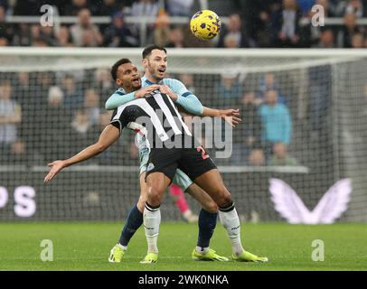 Newcastle upon Tyne, Regno Unito. 17 febbraio 2024. Jacob Murphy del Newcastle United in azione con Adam Smith della AFC Bournemouth durante la partita di Premier League a St. James' Park, Newcastle upon Tyne. Il credito per immagini dovrebbe essere: Nigel Roddis/Sportimage Credit: Sportimage Ltd/Alamy Live News Foto Stock