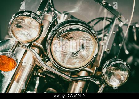 Fari rotondi classici di una vecchia motocicletta Foto Stock