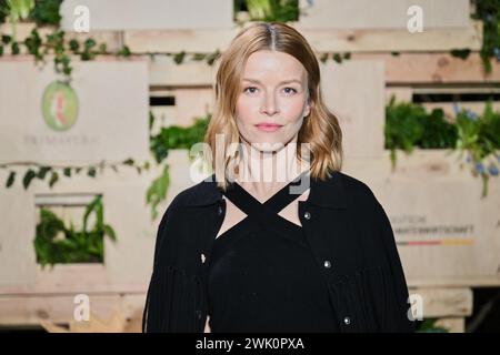 Berlino, Germania. 17 febbraio 2024. Karoline Schuch partecipa al Partito MMB (Medienboard Berlin-Brandenburg) a Holzmarkt durante la 74a Berlinale. Credito: Annette Riedl/dpa/Alamy Live News Foto Stock