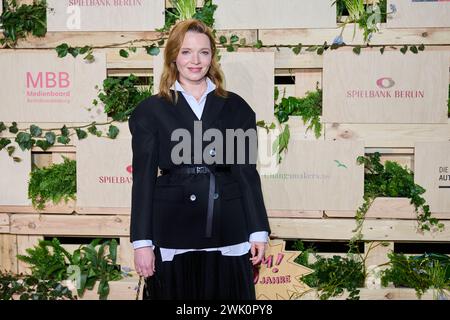 Berlino, Germania. 17 febbraio 2024. Karoline Herfurth partecipa al Partito MMB (Medienboard Berlin-Brandenburg) a Holzmarkt durante la 74a Berlinale. Credito: Annette Riedl/dpa/Alamy Live News Foto Stock