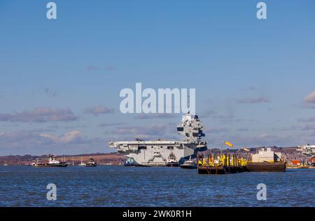 I rimorchiatori guidano la portaerei classe Queen Elizabeth 'HMS Prince of Wales' fuori da Portsmouth Harbour, Portsmouth, Hampshire, costa sud dell'Inghilterra Foto Stock