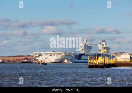 I rimorchiatori guidano la portaerei classe Queen Elizabeth 'HMS Prince of Wales' fuori da Portsmouth Harbour, Portsmouth, Hampshire, costa sud dell'Inghilterra Foto Stock