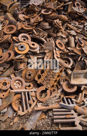 Pile di dischi assortiti in acciaio arrugginito e freni a tamburo presso il deposito rottami di riciclaggio dei metalli, Quebec, Canada Foto Stock