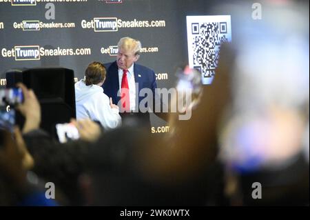 Philadelphia, Stati Uniti. 17 febbraio 2024. L'ex presidente degli Stati Uniti Donald Trump parla sul palco durante un'apparizione allo SneakerCon al Pennsylvania Convention Center, a Philadelphia, Pennsylvania, USA il 17 febbraio 2024. (Foto di Bastiaan Slabbers/Sipa USA) credito: SIPA USA/Alamy Live News Foto Stock