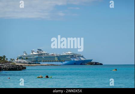 Stati Uniti. 3 febbraio 2024. Caribbean Marvel: Norwegian Encore svela con grazia Great Stirrup Cay, Un paradiso privato alle Bahamas, che accoglie i vacanzieri alla Bliss baciata dal sole (immagine di credito: © Walter G Arce Sr Grindstone medi/ASP) SOLO PER USO EDITORIALE! Non per USO commerciale! Foto Stock