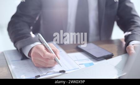 Controllo dei rapporti, uso del telefono, lavoro in ufficio Foto Stock