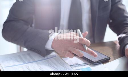 Controllo dei rapporti, uso del telefono, lavoro in ufficio Foto Stock