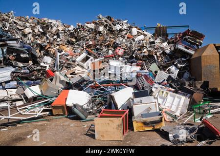Cumulo di oggetti domestici e industriali e di articoli scartati presso il deposito di rifiuti metallici per il riciclaggio. Foto Stock