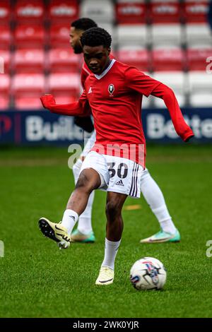 Kelly N'mai di Salford City nel warm up durante la partita di Sky Bet League 2 tra Salford City e Barrow a Moor Lane, Salford, sabato 17 febbraio 2024. (Foto: Ian Charles | mi News) crediti: MI News & Sport /Alamy Live News Foto Stock